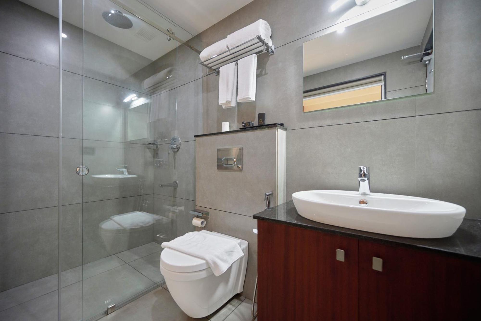 Hotel Q-White Crescent Kochi Exterior foto