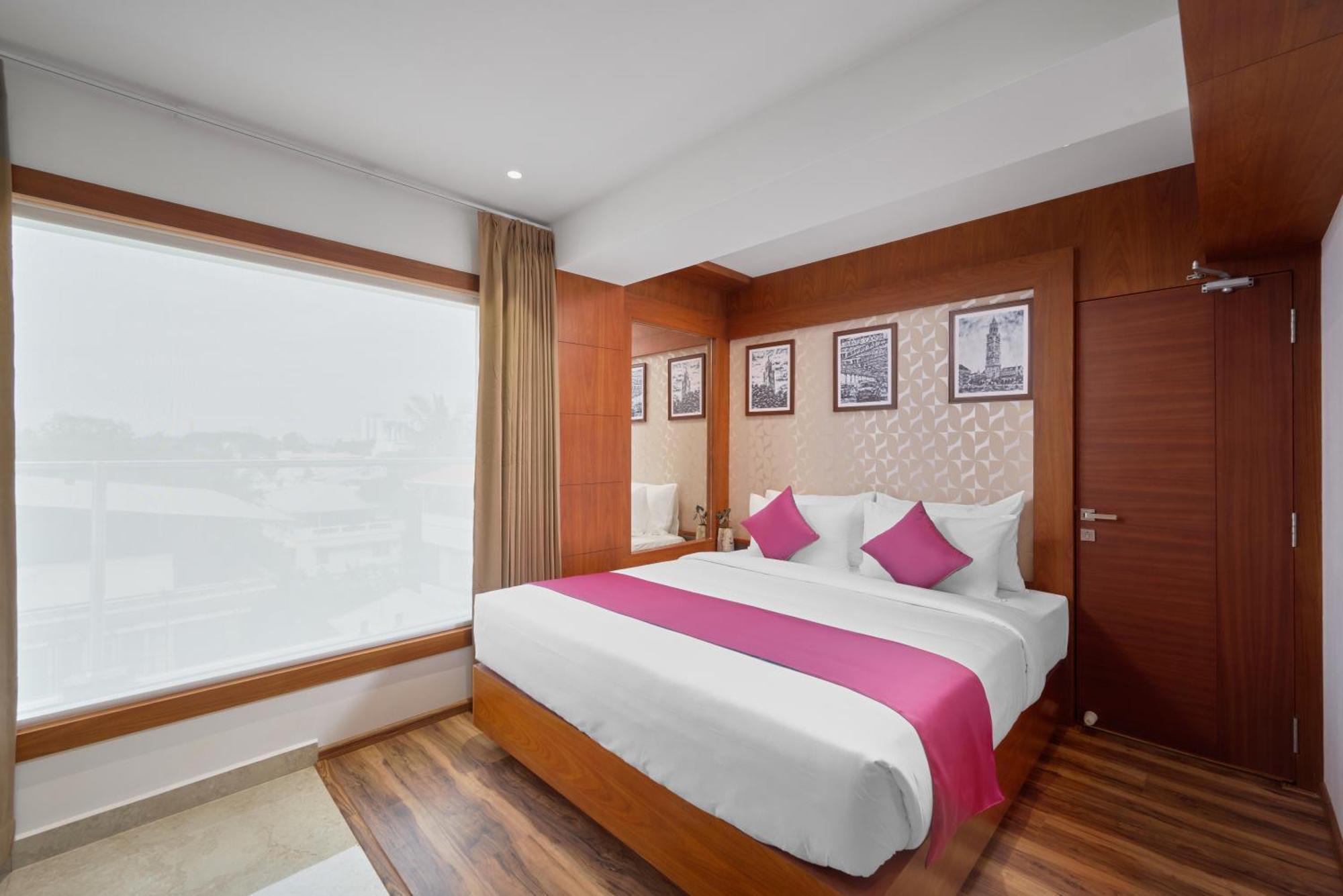 Hotel Q-White Crescent Kochi Exterior foto