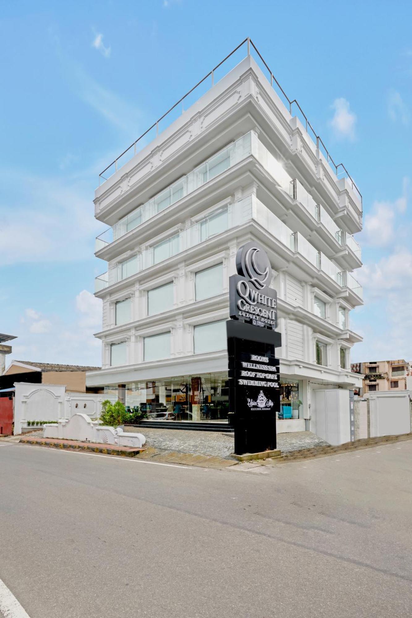 Hotel Q-White Crescent Kochi Exterior foto