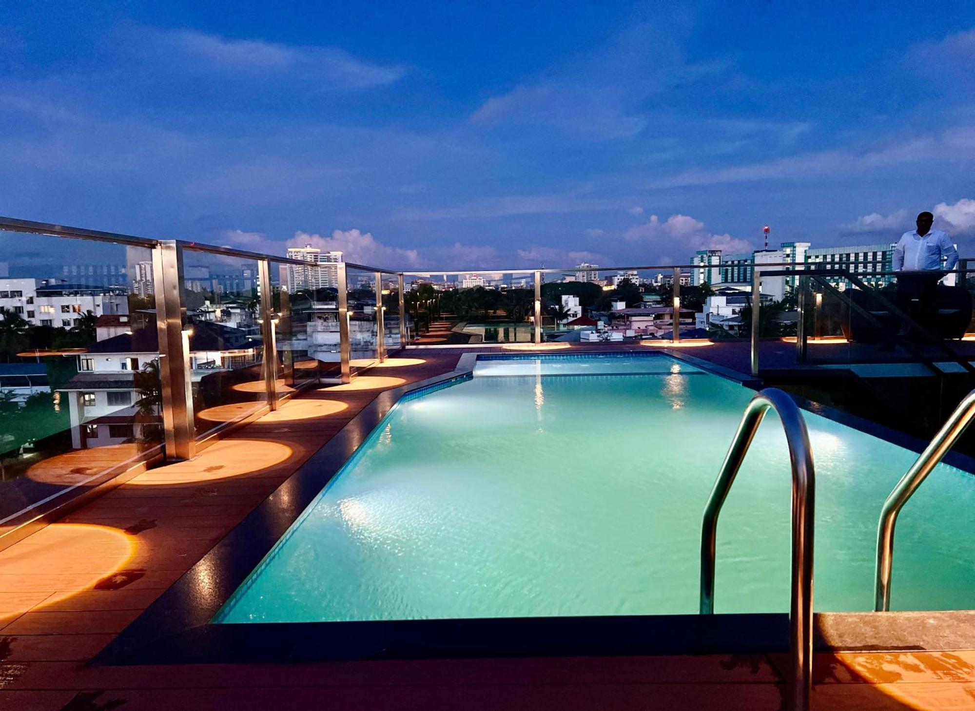 Hotel Q-White Crescent Kochi Exterior foto